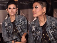 Anting gold yang menjuntai di telinganya melengkapi penampilannya malam itu. Noel/detikHOT.