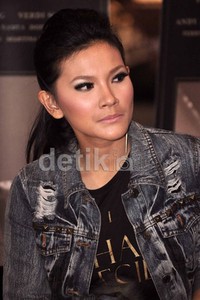 Ia eksis dengan dandanan smokey eyes-nya. Noel/detikHOT.