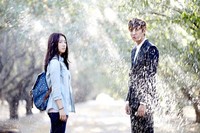 Park Shin Hye dan Lee Min Ho tampak berdiri di jalan setapak dikelilingi pohon almond dan konfeti berjatuhan. (Hwa and Dam Pictures)