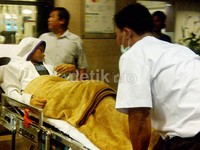 Noval diantar ke rumah menggunakan ambulans pada pukul 20.15 WIB.