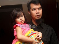 Tak bersama Mulan, Safeea digendong oleh Dhani. Gus Mun/detikHOT.