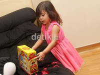 Safeea tampak imut mengenakan dress pink-nya. Gus Mun/detikHOT.