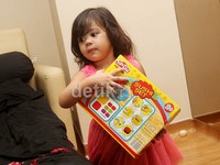 Safeea ditemani dengan mainannya. Gus Mun/detikHOT.