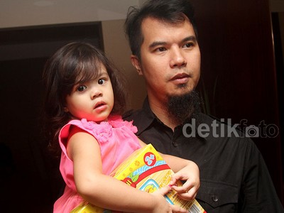 Ahmad Dhani Gendong Si Lucu Safeea