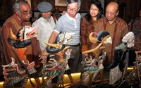 Komisaris Independen PT Bank Central Asia Tbk (BCA) Cyrillus Harinowo (kedua kanan) didampingi Sekretaris Perusahaan BCA Inge Setiawati (kanan), Steering Committee Prof Dato DR Ghulam S.Y  (kiri), Pemilik House Of Mask  Puppet Setiadarma Hadi Sunyoto (tengah) dan Steering Committee A. Prayitno (kedua kiri) mengamati wayang. (dok. BCA)