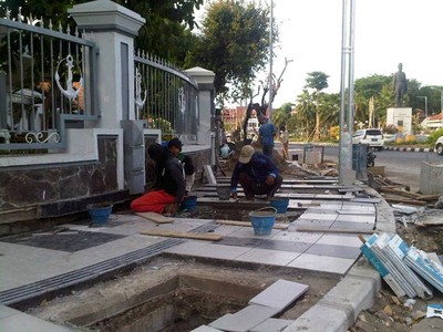 Pedestrian di Depan Balai Kota Surabaya Dipercantik