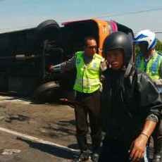 Bus Rajawali Terguling, 2 Orang Tewas dan 3 Luka Berat