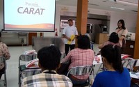 Technical Manager Puratos Indonesia, Adang Hendra, memulai presentasi mengenai produk terbaru mereka, Carat Compound Chocolate. Di sampingnya ada Liny Susantyo, Marketing Manager Puratos Indonesia.