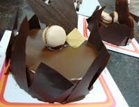 Half Moon, cake lapis cokelat berbahan sponge cake pisang.