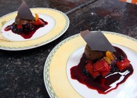 Chocolate mousse dengan saus raspberry