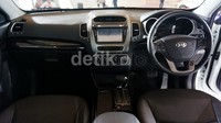 SUV diesel milik Kia ini dilengkapi dengan audio system yang memiliki fitur integrated DVD, MP3, Radio, Nagivasi dengan enam buah speakers (4 speaker utama dan 2 tweeter), steering remote, dan bluetooth.