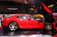 SRT Viper GTS 2013 ditopang dapurpacu berbahan aluminium 8.400 cc V10 bertenaga 640 Hp dan torsi 600 Nm dan menjadikan mobil tercepat yang pernah diproduksi SRT. Mesin ini disalurkan pada transmisi 6 percepatan manual dengan DNA sport. Mesin besar ini hampir tak bercelah dan menyesaki ruang mesin.