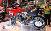 Ducati Hyperstrada hanya tersedia warna merah, dengan kombinasi warna putih. Saat ini, Ducati Hyperstrada didatangkan langsung dari Italia, namun dalam waktu dekat didatangkan dari Thailand pada Desember 2013.