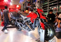 Suspensi depan mengandalkan up side down 43 mm, dan suspensi belakang monoshock. Ducati Hyperstrada makin gagah dengan pelek ukuran 17 inci depan dan belakang.