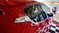 Tampilan tiga pintu membuat mobil yang satu ini terlihat begitu menawan.