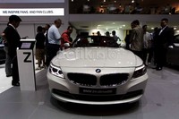 BMW Z4 ini dibanderol dengan harga Rp 929 juta off the road, namun harga tersebut belum disesuaikan dengan kenaikan PPnBM.