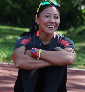 Dedeh Berbekal Surat Yasin dan Bola ke Palembang