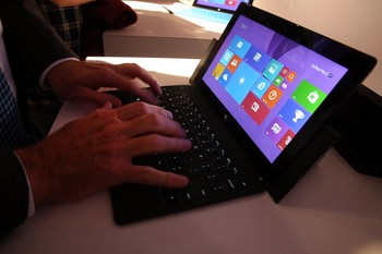 Dengan perangkat ini, pengguna serasa punya dua handset dalam satu genggaman, tablet sekaligus notebook. Surface 2 juga ringkas dan ringan dijinjing untuk dibawa kerja seiring tren bring-your-own-device alias BYOD.