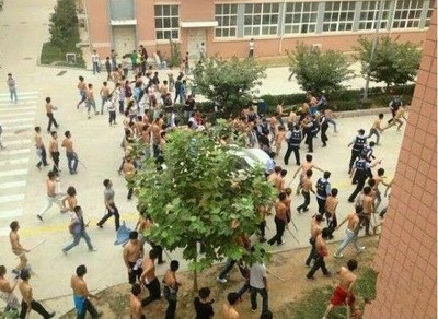 Rusuh, Pekerja Foxconn Bertelanjang Dada dan Bawa Kayu