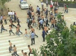 Rusuh, Pekerja Foxconn Bertelanjang Dada dan Bawa Kayu