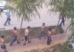 Rusuh, Pekerja Foxconn Bertelanjang Dada dan Bawa Kayu