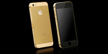 iPhone 5S berlapis emas ini dipersembahkan oleh Gold Genie, perusahaan perhiasan yang memang terkenal gemar mendesain berbagai gadget dengan taburan batu mulia. (kredit foto: goldgenie)