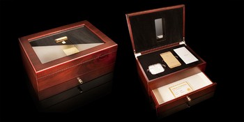     Boks iPhone 5S ini terbuat dari kayu cherry oak yang juga terlihat mewah. Berminat memilikinya? Siapkan saja kocek USD 3.517,98 atau sekitar Rp 40 jutaan. (kredit foto: goldengenie)