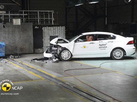 Mobil China Pertama Lulus Uji Tabrak dengan Rating 5 Bintang