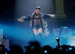 Gaya Sensasional Rihanna di Atas Panggung