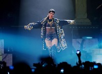 Sama seperti konsernya pada bulan april lalu di California, Rihanna atau yang kerap disapa Riri ini tampil dalam balutan busana yang bernuansa hitam-gold. Stefan Gosatti/Getty Images.