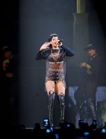 Gaya Sensasional Rihanna di Atas Panggung