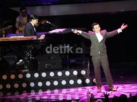 Mario mengajak penonton bernyanyi bersama. Gus Mun/detikHOT.
