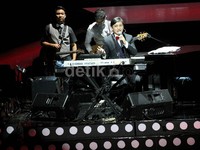 30 tahun lalu saya pertamakali main piano untuk tingkat nasional tempatnya di sini juga dengan Yamaha, 30 tahun kemudian saya masih di sini juga dengan Yamaha, ujarnya. Gus Mun/detikHOT.
