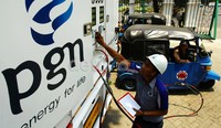 Sebuah bajaj mengisi BBG di mobil pengisian bahan bakar gas atau Mobile Refueling Unit (MRU).