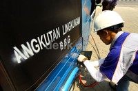 Petugas melakukan pengisian BBG ke sebuah bajaj. Pemprov DKI saat ini masih mengkaji lokasi yang dapat digunakan menjadi stasiun pengisian bahan bakar gas bergerak guna memenuhi kebutuhan BBG untuk transportasi di Jakarta.