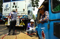 Mobil pengisian BBG atau Mobile Refueling Unit (MRU) ini disediakan oleh Perusahaan Gas Negara (PGN) yang bekerjasama dengan Pemprov DKI Jakarta.