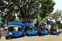Sejumlah bajaj mengantre untuk mengisi BBG di mobil pengisian bahan bakar gas atau Mobile Refueling Unit (MRU).