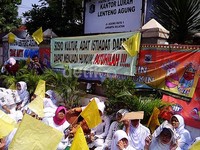 Para pendemo juga membawa kertas kuning tanda kematian yang dikibar-kibarkan.