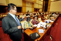 Para calon anggota LPSK periode 2013 mengikuti tes pembuatan makalah.