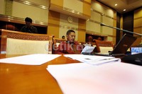 Seorang calon anggota LPSK periode 2013 tampak serius saat mengikuti tes pembuatan makalah.
