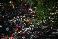 Ratusan sepeda motor terparkir di sebuah lahan parkir Jakarta Timur, Rabu (25/09/2013).
