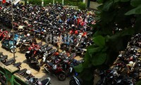 Dinas Perhubungan sendiri menjalin kerja sama dengan Kepolisian Republik Indonesia untuk mengatasi kemacetan. Salah satu bentuk kerja sama itu adalah mengangkut kendaraan yang melanggar tanda rambu dilarang parkir, selain itu Dishub juga menggembosi ban kendaraan yang parkir sembarangan.