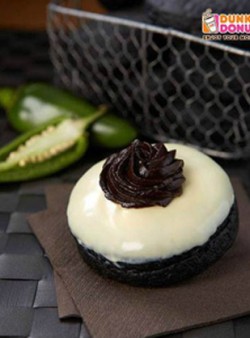 Nyam-nyam! Donat Hitam Arang dengan Rasa Cabai dan Pisang