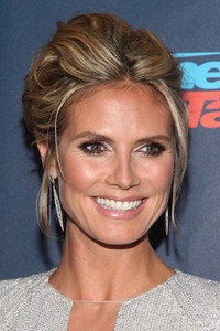 Sementara supermodel asal Jerman Heidi Klum baru mengenakan gaun berwarna putih itu di acara America's Got Talent pada (21/8/2013) di New York, Amerika Serikat. Taylor Hill/Getty Imagas.     