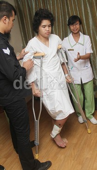 Ahmad Dhani dan suster membantu Dul berjalan menggunakan tongkat. Gus Mun/detikHOT.