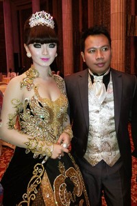 Ngaku jomblo, tiba-tiba menggelar lamaran mewah di Hotel Kempinski bersama calon suami bernama Vicky Prasetyo. (detikHOT)