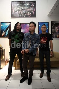 Tahun ini Dedy, Stevi dan Andra lebih ingin bermain-main dengan mood dalam menciptakan karya-karyanya.