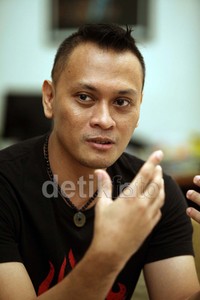 Awalnya kita bikin banyak lagu 'keras', tapi pas masuk studio tergantung moodnya lagi. Pas album 'Victory' ternyata mood-nya bikin lagu pop. Ya udah diikutin pop, tutur Andra.