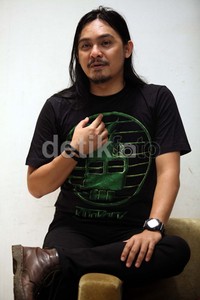 Band ini justru lebih memilih untuk melakukan showcase daripada rangkaian tur.