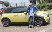 Mobil Mini Cooper-nya itu tentu menjadi perhatian karena warnanya yang ngejreng. Gus Mun/detikHOT.